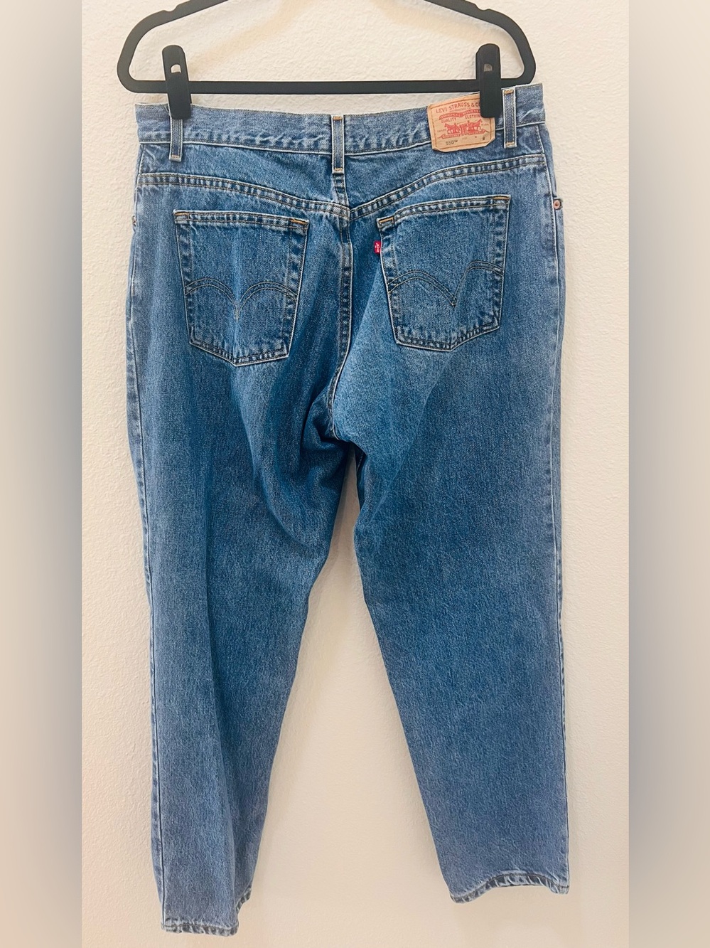 VINTAGE Levi's 550 Medium Blue Relaxed Denim Jeans. Tapered leg - Picture 5 of 5
